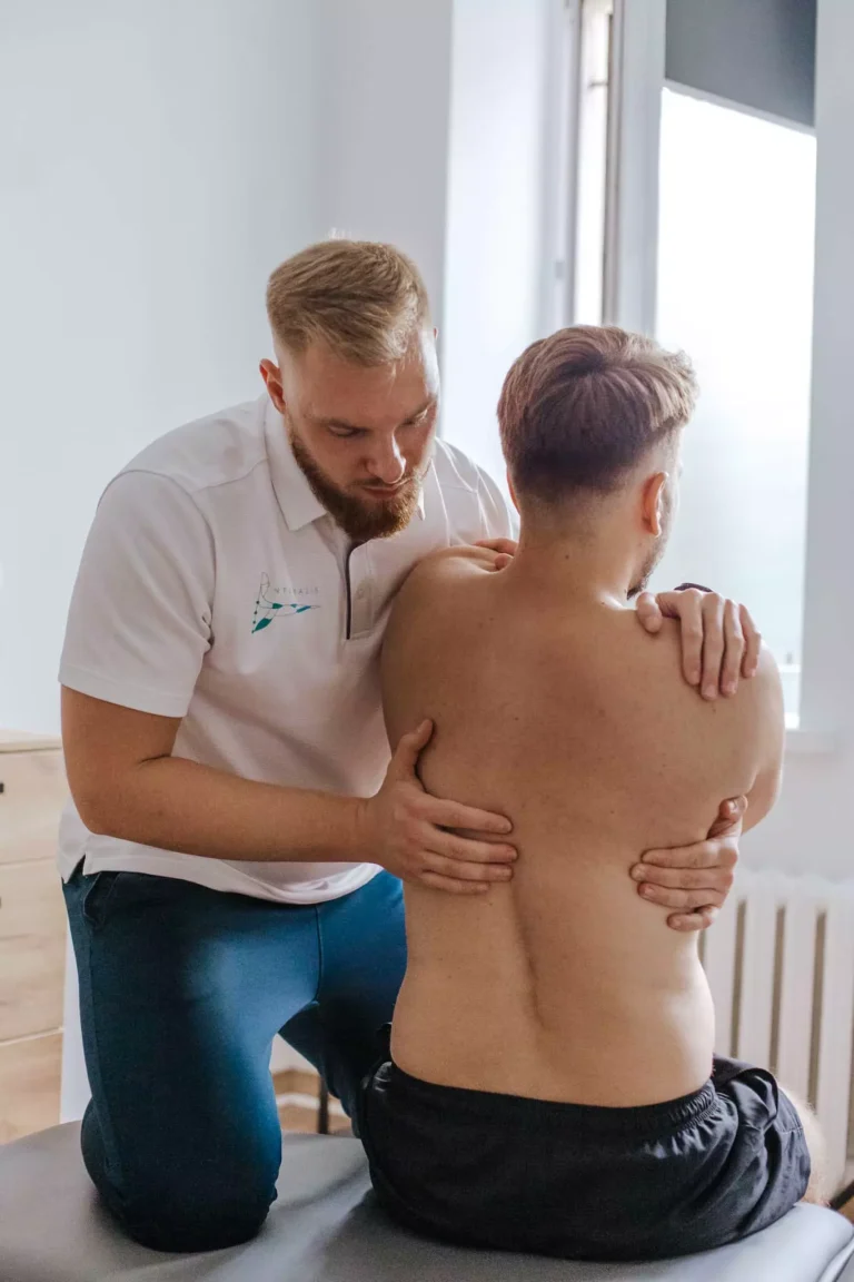 fizjoterapeuta pomaga z wadą postawy